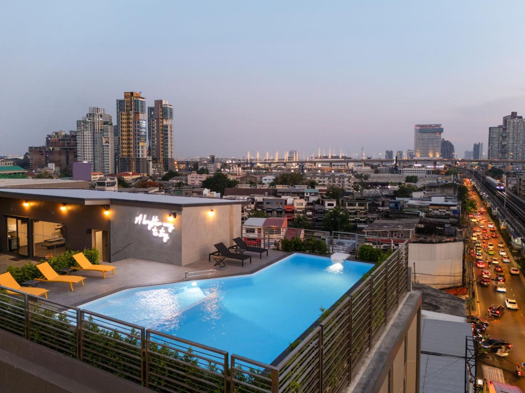 Lumen Bangkok Udomsuk Station Hotel Exterior photo