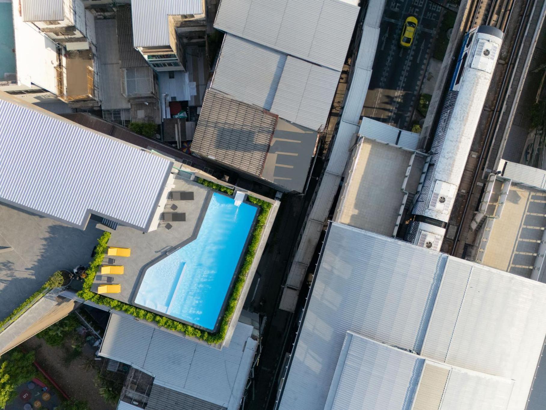 Lumen Bangkok Udomsuk Station Hotel Exterior photo